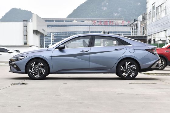Το Elantra Sedan 4 πόρτες 5 θέσεις με 360° πίσω κάμερα και μέγιστη ροπή Nm 100-200Nm